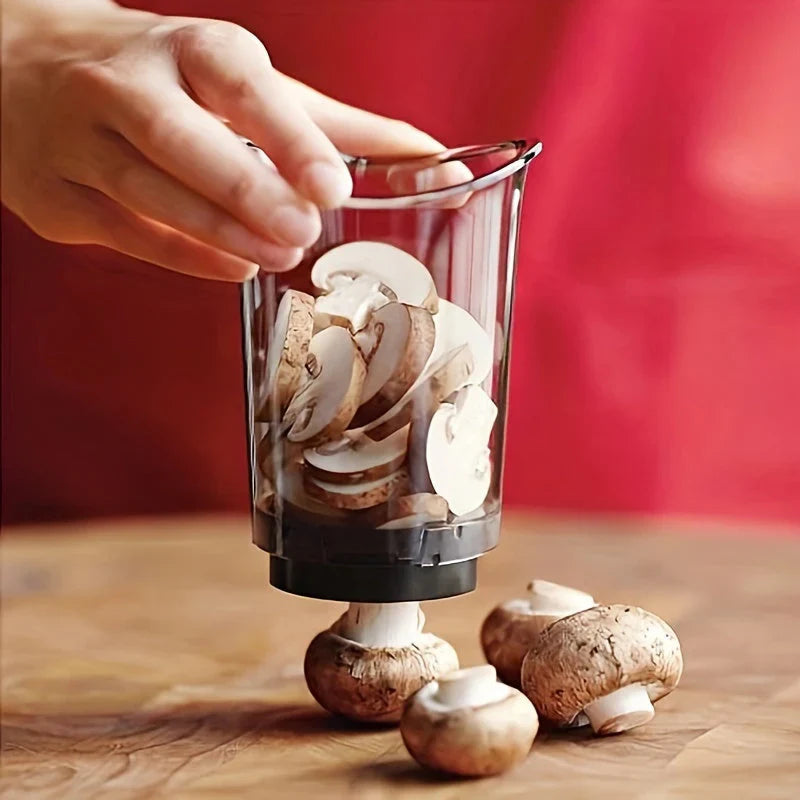 3-in-1 Gemüseschneider mit Messbecher – 300 ml & 3 Einsätze